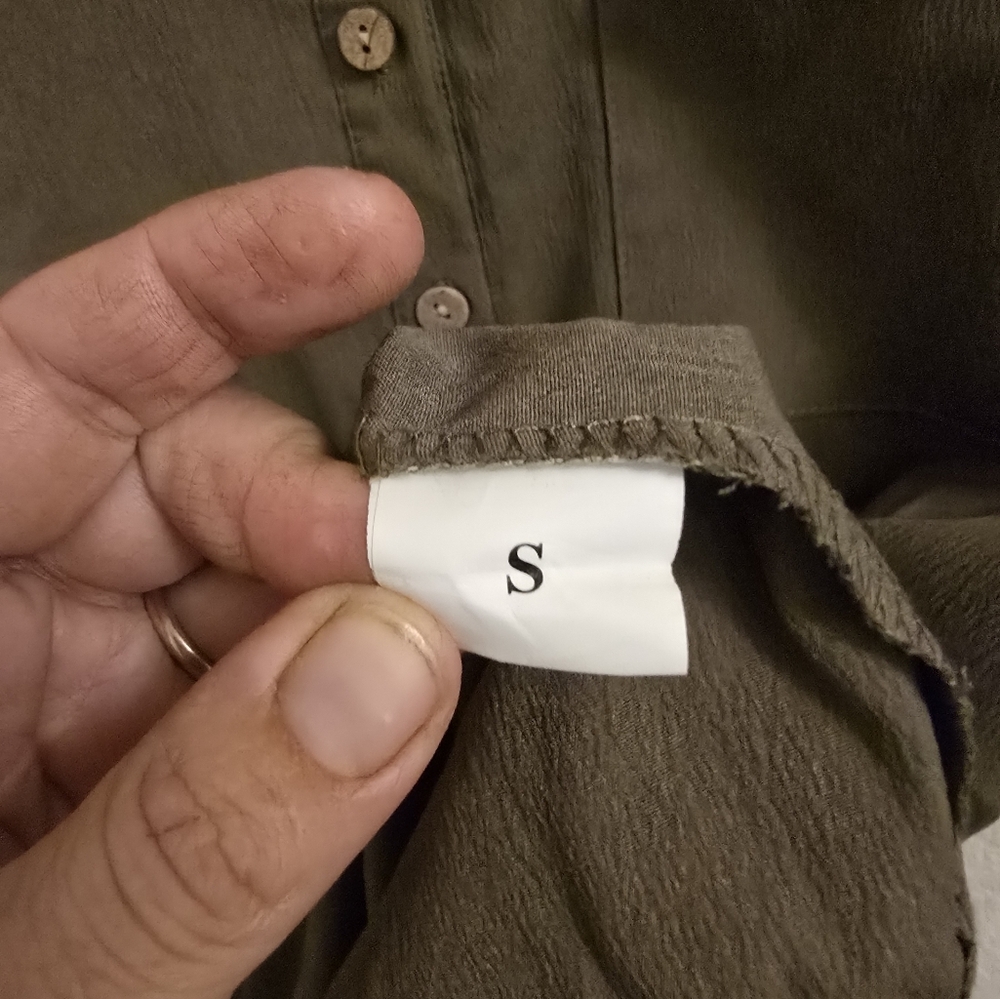 Men’s olive green short-sleeved button-up shirt with chest pocket, size small - Picture 3 of 5